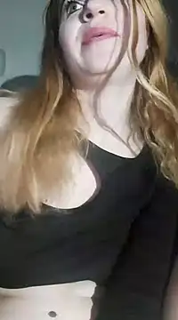 Snapshot of Anne-Mo chatting on 03-05-25, 01:21 Anne-Mo online show from 03-05-25, 01:21