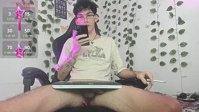 Snapshot of skinny_dann chatting on 03-21-25, 02:39 skinny dann online show from 03-21-25, 02:39