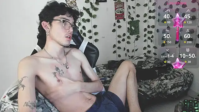 Snapshot of skinny_dann chatting on 10-14-25, 03:40 skinny dann online show from 10-14-25, 03:40
