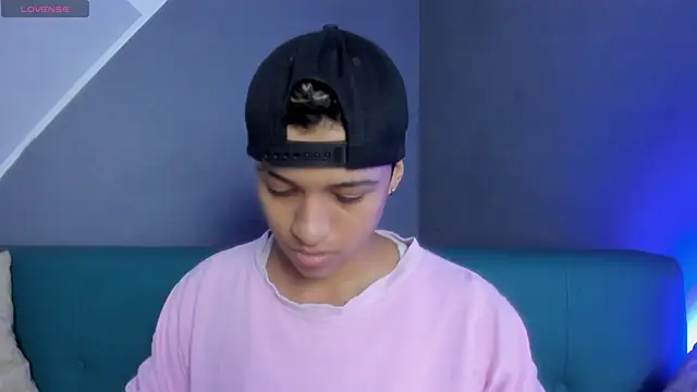 Snapshot of Dominick_jones chatting on 03-09-25, 04:33 Dominick jones online show from 03-09-25, 04:33