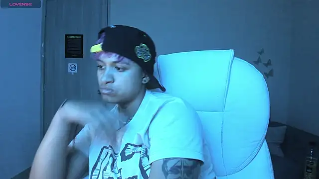Snapshot of Dominick_jones chatting on 09-26-25, 04:19 Dominick jones online show from 09-26-25, 04:19
