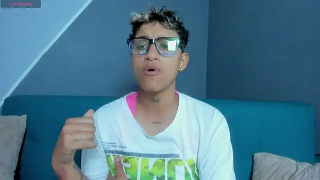 Snapshot of Dominick_jones chatting on 03-14-25, 06:39 Dominick jones online show from 03-14-25, 06:39