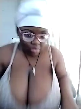 Snapshot of Damm_Bobbies chatting on 06-28-26, 01:28 Damm Bobbies online show from 06-28-26, 01:28