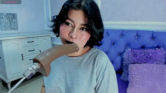 Lily Martinez online show from 10-17-25, 02:37