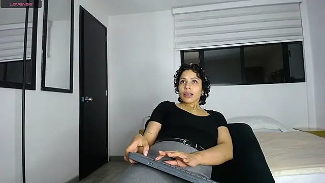 Snapshot of AbrilSonne chatting on 09-18-25, 11:52 AbrilSonne online show from 09-18-25, 11:52