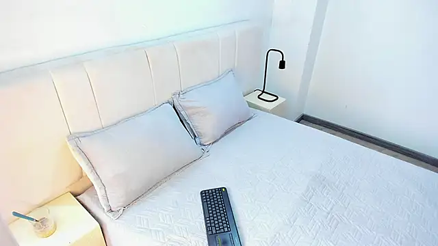 Snapshot of AbrilSonne chatting on 02-16-25, 03:27 AbrilSonne online show from 02-16-25, 03:27