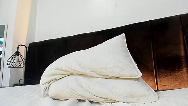 Snapshot of AbrilSonne chatting on 03-19-25, 04:57 AbrilSonne online show from 03-19-25, 04:57