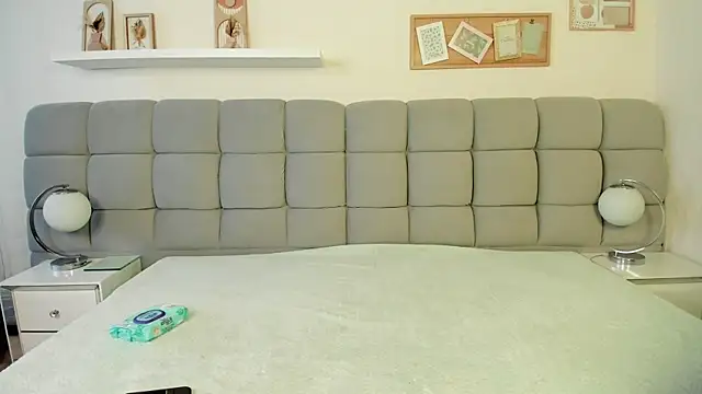 Chlooe Zoe online show from 10-11-25, 07:04