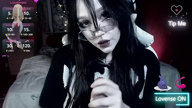 Snapshot of chloe_crystall_killer chatting on 10-27-25, 12:33 chloe crystall killer online show from 10-27-25, 12:33