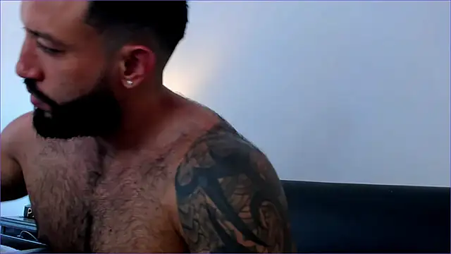 Snapshot of BradLeon_ chatting on 10-16-25, 05:21 BradLeon online show from 10-16-25, 05:21