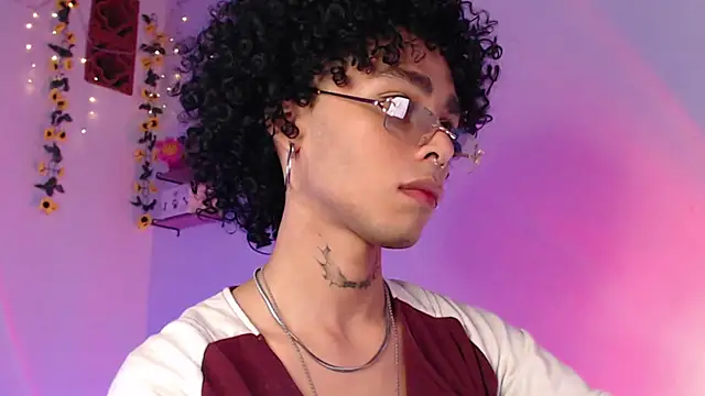 Snapshot of seven7xis chatting on 03-08-25, 04:01 seven7xis online show from 03-08-25, 04:01