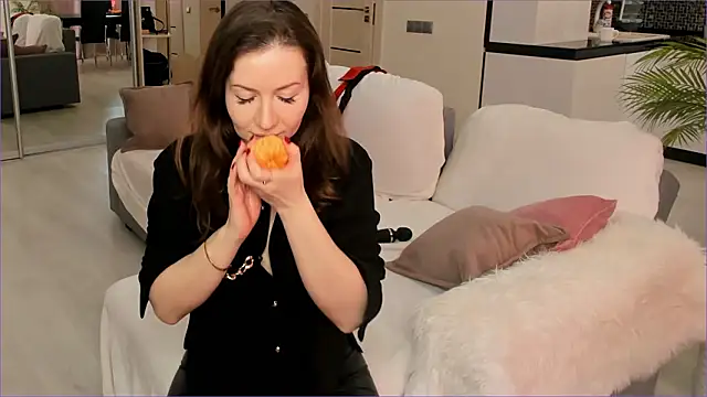  yessJulia  online show from 03-12-26, 08:51