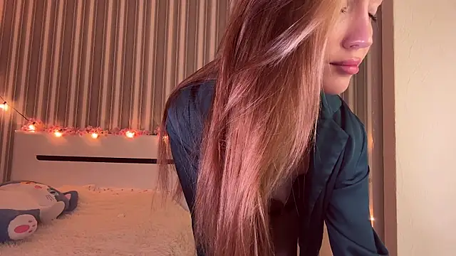 Awwwrora online show from 11-17-25, 04:00