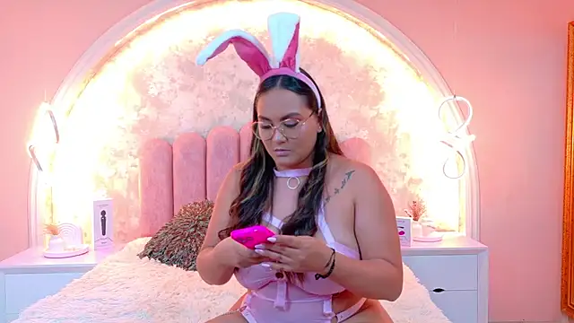 MiaLaurents online show from 11-19-25, 04:45