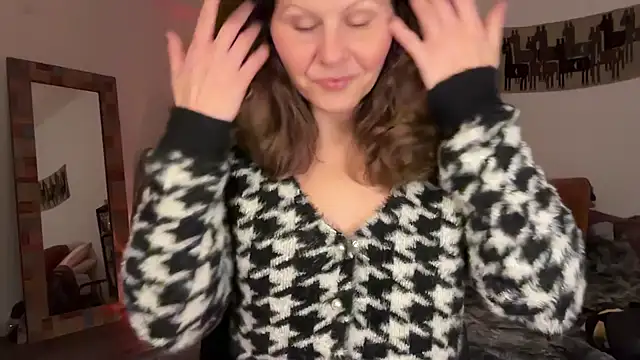 leahsparkles online show from 12-18-25, 02:49