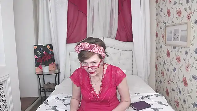 Snapshot of SilviaHart chatting on 09-30-25, 12:44 SilviaHart online show from 09-30-25, 12:44