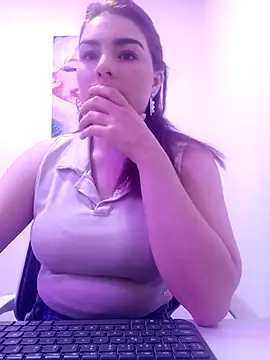 Snapshot of VictoriaMolina chatting on 11-19-25, 12:43 VictoriaMolina online show from 11-19-25, 12:43