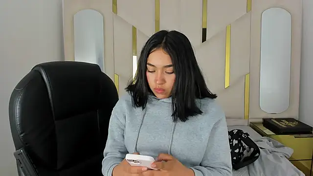 IsabellRodriguez18 online show from 10-01-25, 03:11