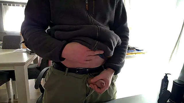 Snapshot of ScuddyCum chatting on 01-22-25, 10:07 ScuddyCum online show from 01-22-25, 10:07