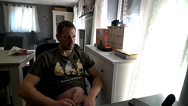 Snapshot of ScuddyCum chatting on 01-12-25, 12:01 ScuddyCum online show from 01-12-25, 12:01