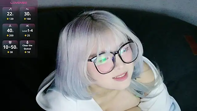 Yu UwU  online show from 10-30-25, 01:20