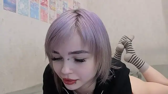 Snapshot of emodreamgirl chatting on 05-02-26, 04:01 emodreamgirl online show from 05-02-26, 04:01