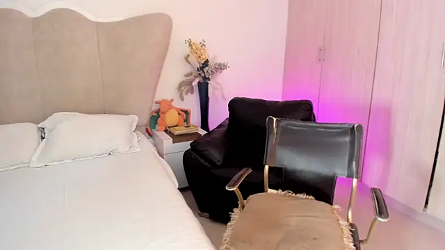 rachaeldeckard   online show from 10-21-25, 03:39