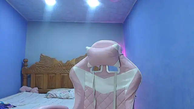 Coral0403 online show from 11-20-25, 12:00