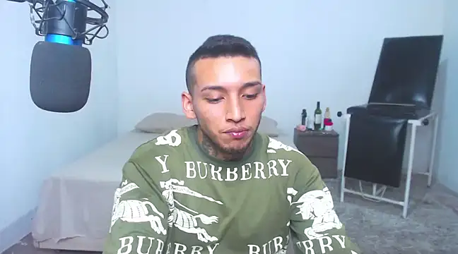 Snapshot of David_Adams2003 chatting on 03-07-25, 04:33 David Adams2003 online show from 03-07-25, 04:33