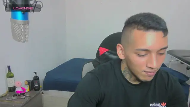 Snapshot of David_Adams2003 chatting on 02-21-25, 02:06 David Adams2003 online show from 02-21-25, 02:06