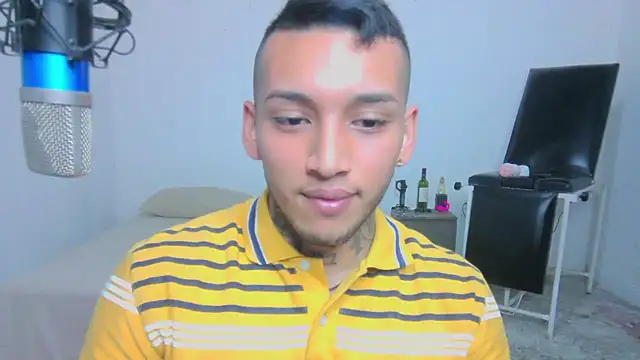 Snapshot of David_Adams2003 chatting on 03-04-25, 02:10 David Adams2003 online show from 03-04-25, 02:10