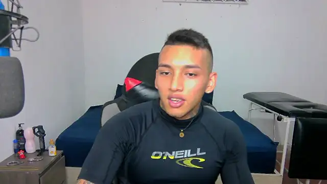 Snapshot of David_Adams2003 chatting on 01-23-25, 03:32 David Adams2003 online show from 01-23-25, 03:32