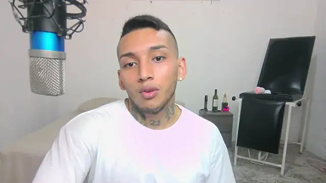 Snapshot of David_Adams2003 chatting on 03-03-25, 02:06 David Adams2003 online show from 03-03-25, 02:06