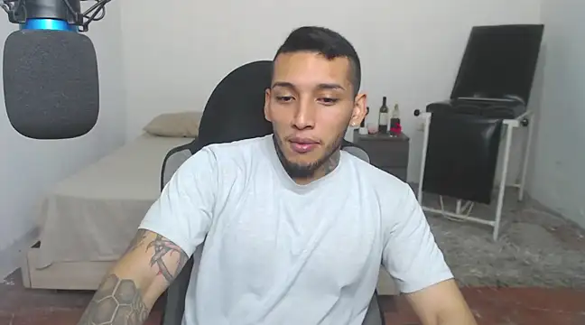 Snapshot of David_Adams2003 chatting on 03-10-25, 01:43 David Adams2003 online show from 03-10-25, 01:43