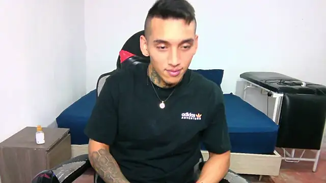 Snapshot of David_Adams2003 chatting on 01-06-25, 03:08 David Adams2003 online show from 01-06-25, 03:08