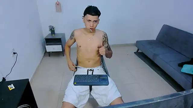 Snapshot of Br4ndxpimm chatting on 06-12-26, 04:16 Br4ndxpimm online show from 06-12-26, 04:16