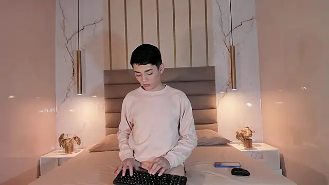 Maxi little online show from 06-19-26, 08:03