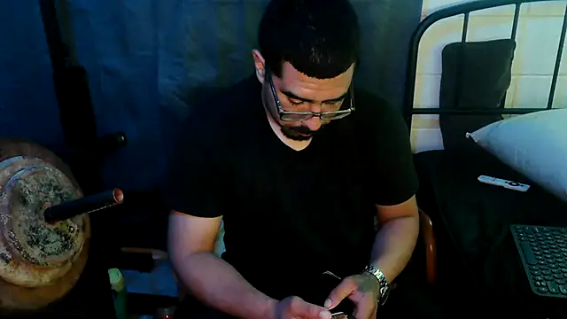 Snapshot of k1oudE chatting on 05-27-26, 02:02 k1oudE online show from 05-27-26, 02:02