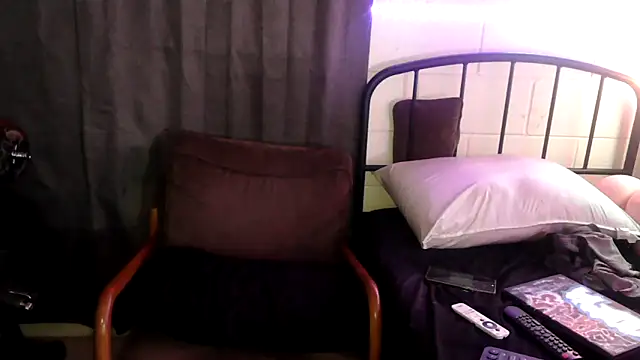 Snapshot of k1oudE chatting on 06-14-26, 05:30 k1oudE online show from 06-14-26, 05:30