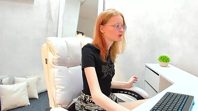 ElizabethHarpper online show from 03-05-25, 08:54