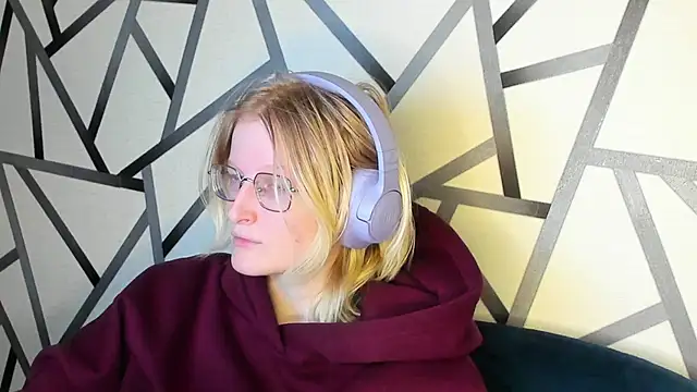 ElizabethHarpper online show from 11-26-25, 01:16