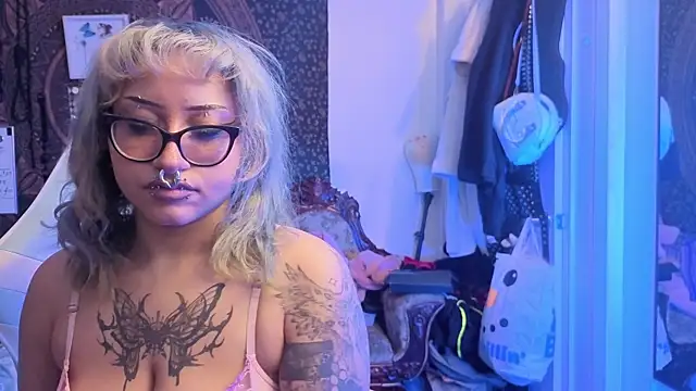 Snapshot of deluxxxeblu chatting on 01-19-26, 03:21 deluxxxeblu online show from 01-19-26, 03:21