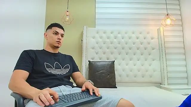 DAVID VICTORIAA online show from 02-20-26, 01:02