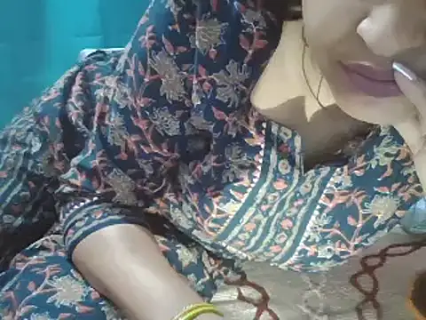 Snapshot of Hot-shanvi chatting on 03-18-25, 01:35 Hot-shanvi online show from 03-18-25, 01:35