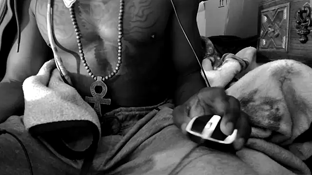 Snapshot of dominatingblacklove chatting on 09-30-25, 09:26 dominatingblacklove online show from 09-30-25, 09:26