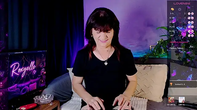 Snapshot of roxyyyrose chatting on 06-19-26, 10:21 roxyyyrose online show from 06-19-26, 10:21