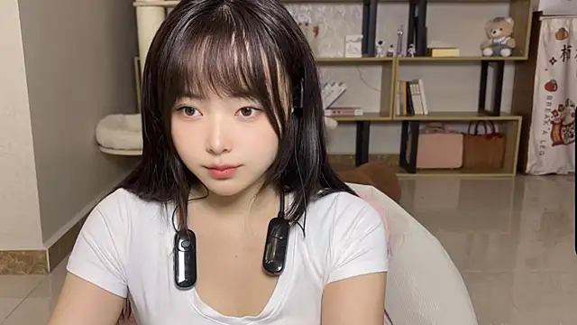 Chenjing0 online show from 10-10-25, 02:23