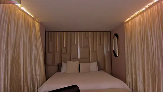 NiaSalvatore online show from 12-14-25, 05:51