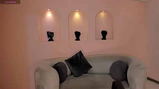 NiaSalvatore online show from 10-31-25, 06:59