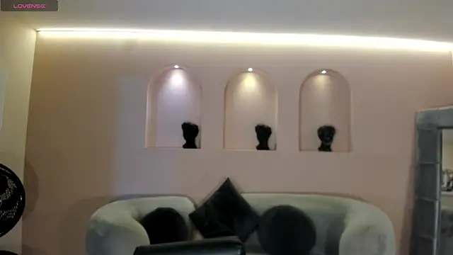 NiaSalvatore online show from 12-15-25, 07:52